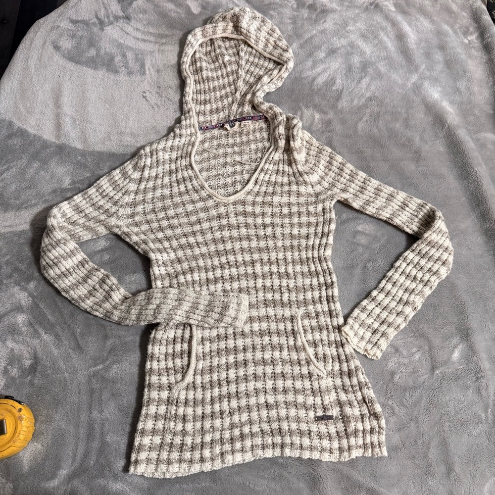 Roxy Cream and Gray V-Neck Sweater